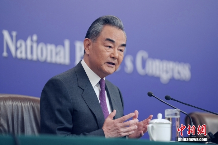 3月7日，十四屆全國(guó)人大二次會(huì)議在北京舉行記者會(huì)，中共中央政治局委員、外交部長(zhǎng)王毅就中國(guó)外交政策和對(duì)外關(guān)系相關(guān)問題回答中外記者提問。<a target='_blank' href='/'><p  align=
