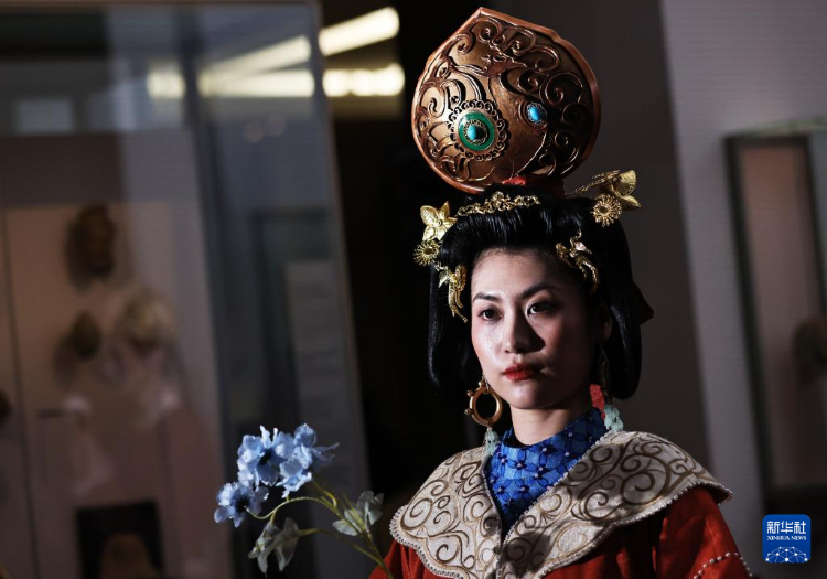 3月13日，在位于法國(guó)巴黎的吉美國(guó)立亞洲藝術(shù)博物館，模特展示敦煌復(fù)原服飾。新華社記者 高靜 攝