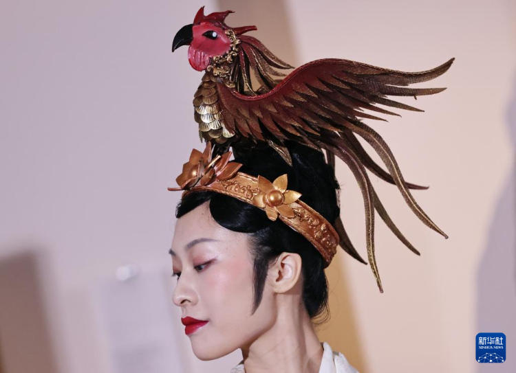 3月13日，在位于法國(guó)巴黎的吉美國(guó)立亞洲藝術(shù)博物館，模特展示敦煌復(fù)原服飾。新華社記者 高靜 攝
