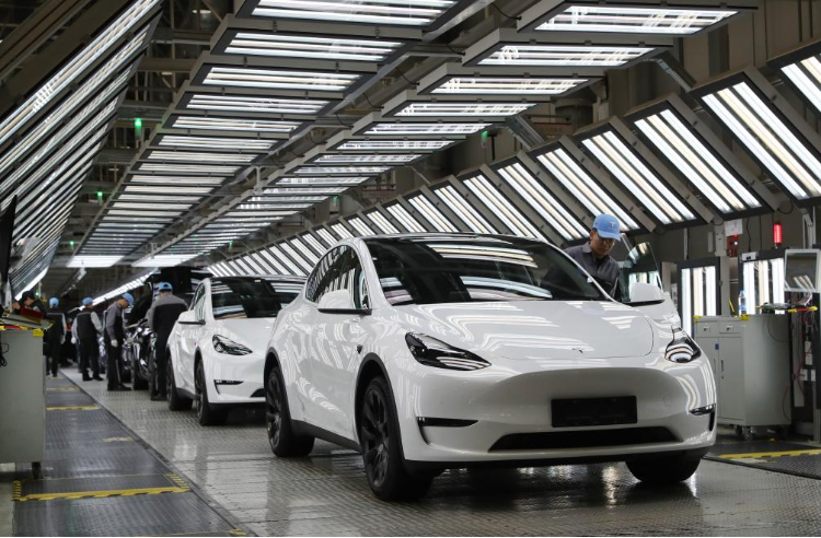 2023年12月22日，在特斯拉上海超級工廠內，工人在對出廠前的車輛進行漆面及門窗檢測。新華社記者 方喆 攝