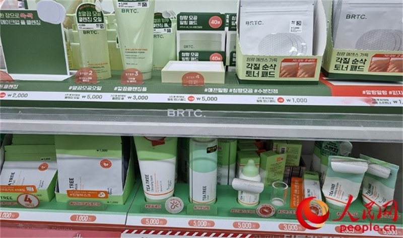 韓國零售連鎖店大創(chuàng)推出低價化妝品。人民網(wǎng) 李帆攝