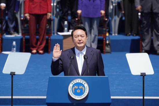 2022年5月10日，在韓國首爾，尹錫悅出席總統宣誓就職儀式。新華社發（李相浩攝）