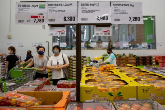 2022年7月9日，人們在韓國高陽市一家超市水果區購物。新華社記者王益亮攝