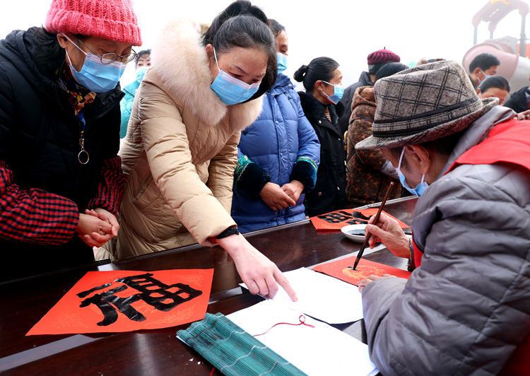 市民告訴書法愛好者寫的吉祥語。翠屏區融媒體中心供圖