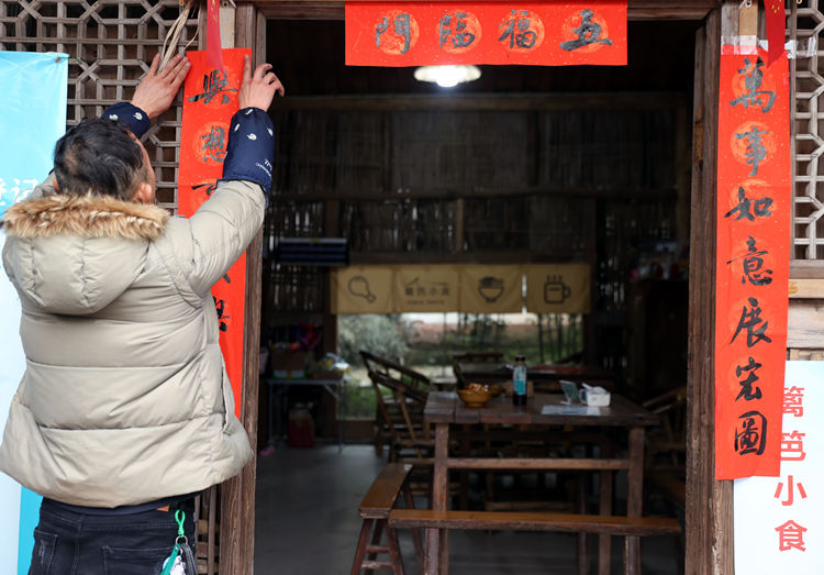 貼春聯。翠屏區融媒體中心供圖