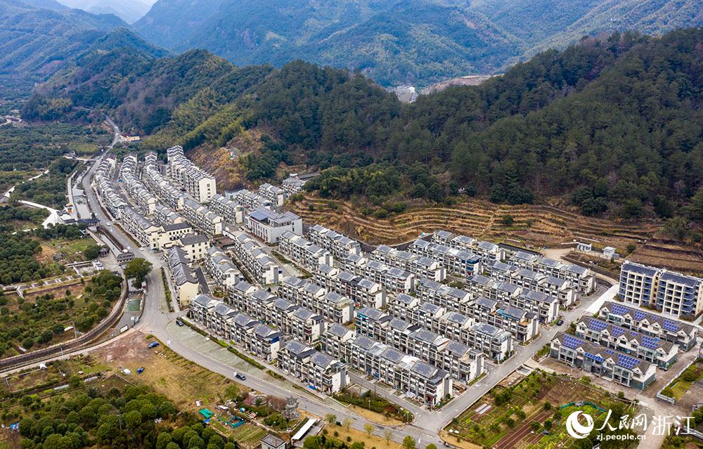 近日，航拍寧波市海曙區龍觀鄉李岙村屋頂光伏項目。人民網 章勇濤攝