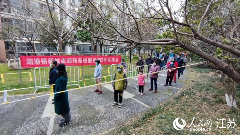 湖塘鎮黨員干部定點、定人、定崗、定責保障核酸檢測有序進行。 武進區委宣傳部供圖
