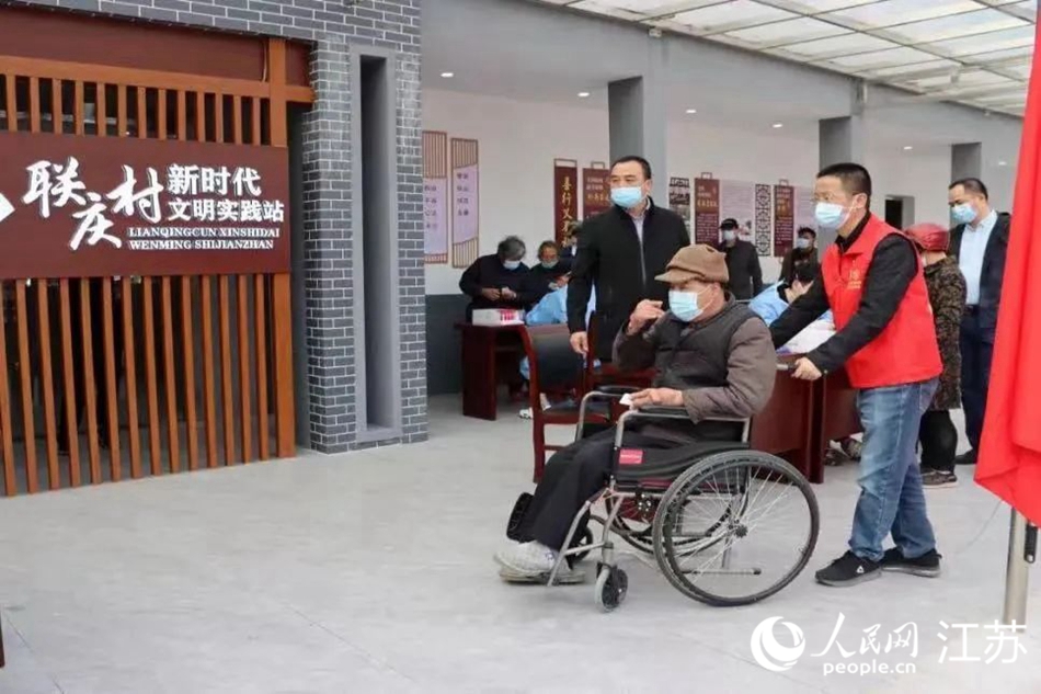 前黃鎮為特殊群體開辟綠色通道，安排志愿者現場協調。 武進區委宣傳部供圖