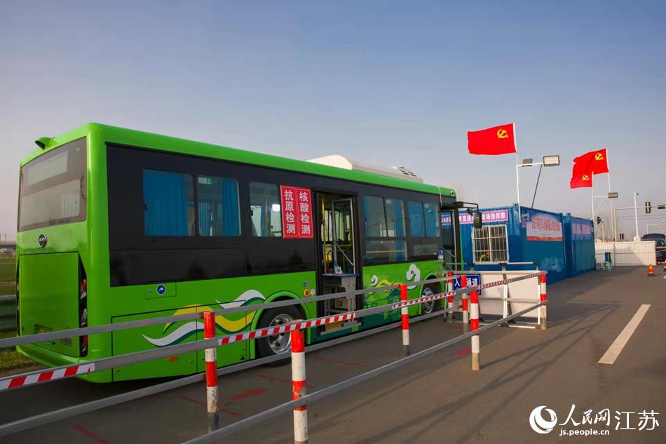 淮安市客總汽車運輸有限公司調(diào)集兩部車況最佳“核酸采樣流動車”，組建黨員“先鋒崗”。紀星名攝