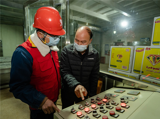 電力工作人員對用電企業進行指導。受訪單位供圖