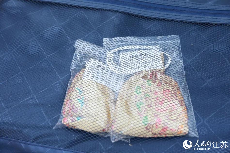 除了備好各類醫(yī)療、防護(hù)、生活物資，隊員們還準(zhǔn)備了中藥香囊等“秘密武器”。李莎攝