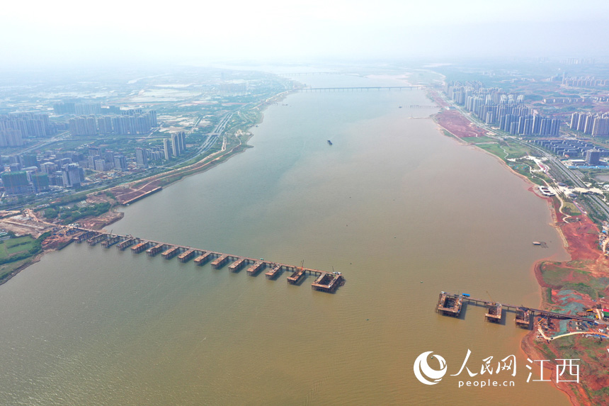 航拍九龍湖過江大橋，該橋是南昌第七座跨贛江通道。 人民網 時雨攝