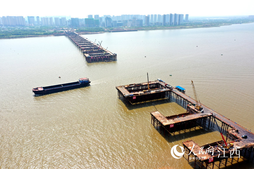 航拍九龍湖過江大橋，該橋是南昌第七座跨贛江通道。 人民網 時雨攝