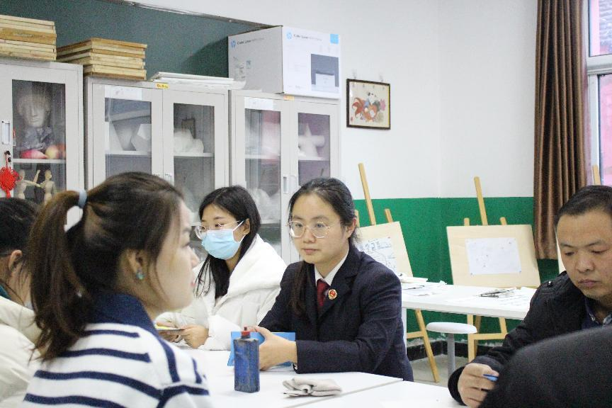 河北省臨西縣人民檢察院未檢檢察官在臨西縣第二小學為家長講解家庭教育促進法。 孫國月攝