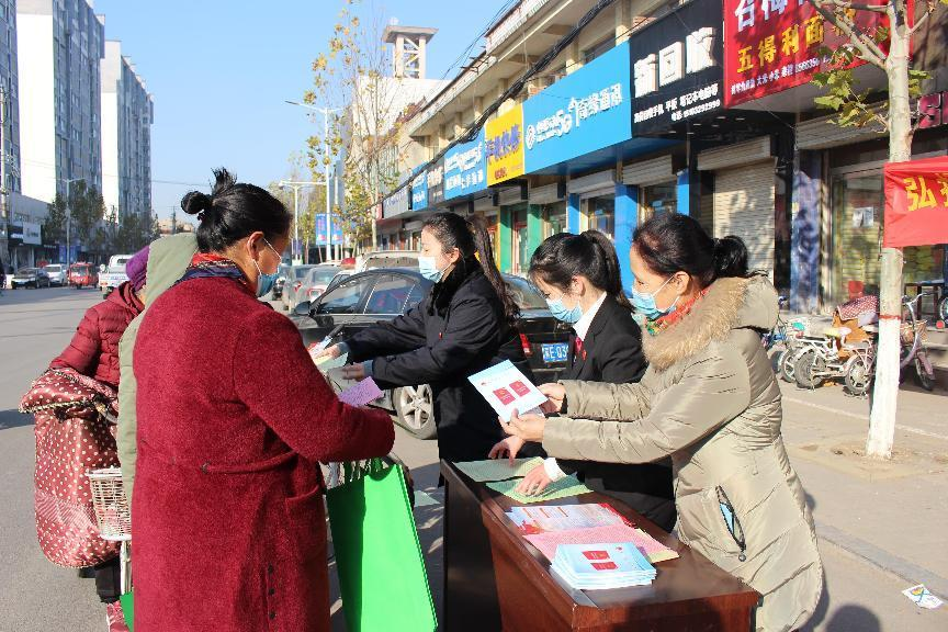 河北省臨西縣人民檢察院干警在轄區內主要交通道路開展家庭教育促進法宣傳活動。 孫國月攝