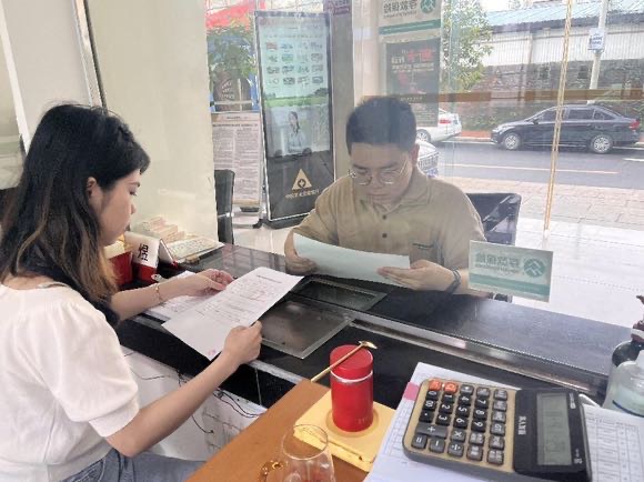 選派對象正在給客戶介紹銀行產品。農發銀行攸縣支行供圖