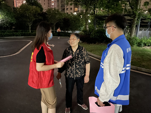 工作人員在小區進行宣傳。受訪單位供圖