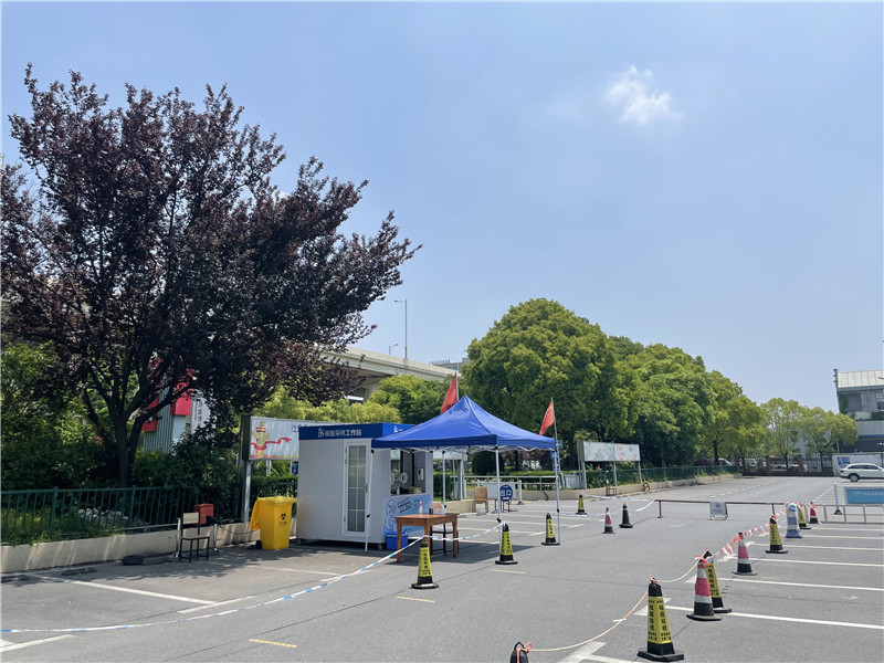 常態化“核酸采樣工作站”亮相上海街頭。龔昱攝