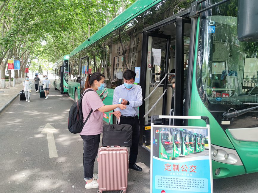 公交車從校園宿舍樓下出發(fā)，直達(dá)鄭州火車站和鄭州東站。崔晨攝