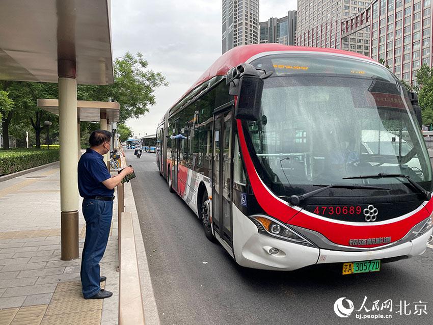 北京1路公交車駛進八王墳西站，此前各路公交經過該站時均甩站通過，今起該站回復正常上下客。人民網 尹星云攝