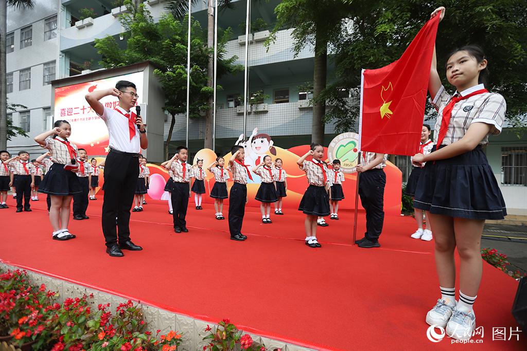 5月31日，在廣西壯族自治區南寧市民主路小學，學校大隊輔導員帶領少先隊員呼號。人民網記者 嚴立政攝