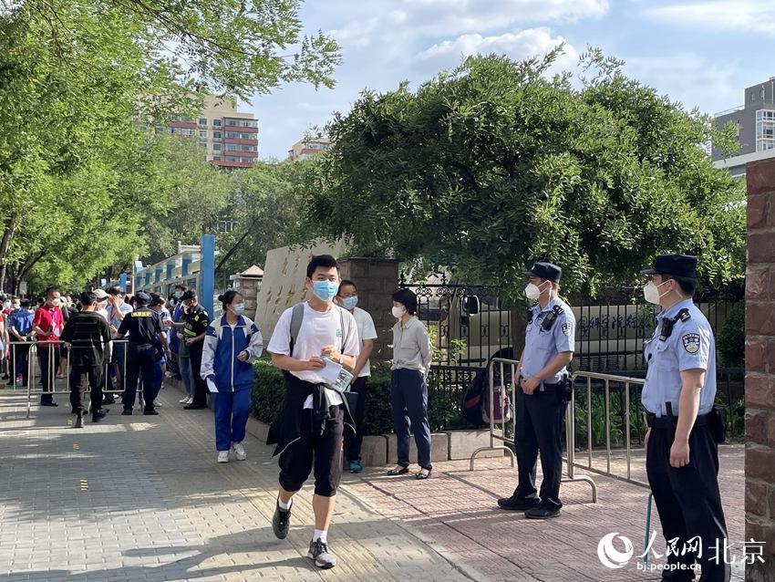 在中關村中學考點，考生們有序走入考點。人民網 董兆瑞攝