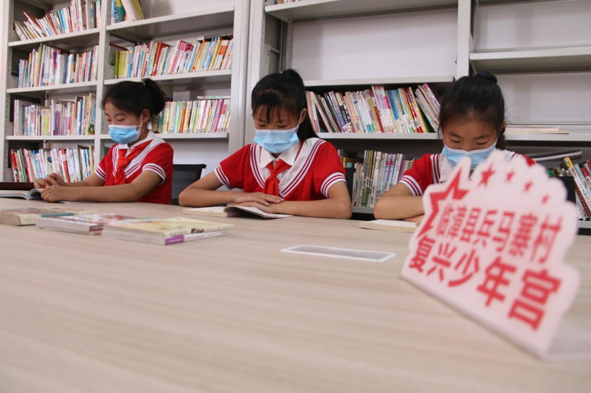 河北省臨漳縣柏鶴集鄉兵馬寨村復興少年宮，孩子們在閱覽室讀書。 申志好攝