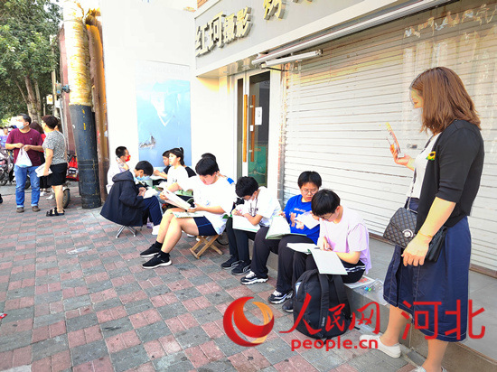 臨進(jìn)考場，考生抓緊時(shí)間再復(fù)習(xí)一下。人民網(wǎng) 祝龍超攝