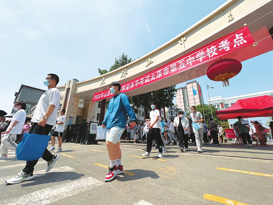 六月二十日，中考太原五中考點，完成首門考試的考生滿懷信心走出考場。記者李兆民攝