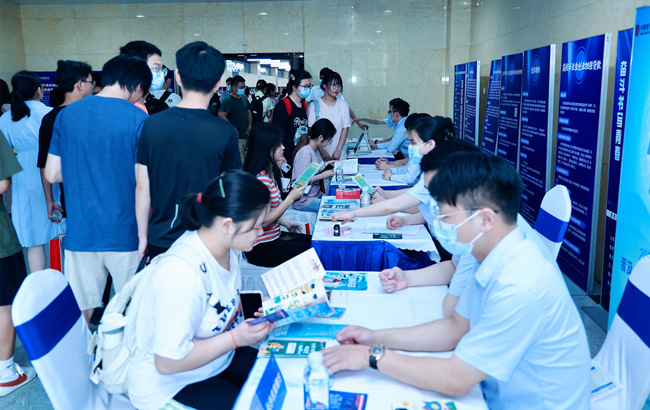 大學生現場咨詢創業政策。長沙市人社局供圖