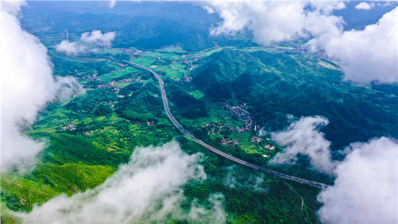 湖南省常寧市廟前鎮(zhèn)泉井村，云霧繚繞，青山蒼翠，公路蜿蜒，秀美如畫。周秀魚春攝