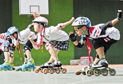 6月23日，邯鄲市邯山區(qū)實驗小學的學生在練習輪滑。 當日是國際奧林匹克日，該小學開展了“我運動、我健康、我快樂”為主題的體育活動，通過足球、籃球、武術(shù)、輪滑、擊劍等運動，讓學生們享受運動健身的快樂，感受運動的魅力。 河北日報通訊員 郝群英攝