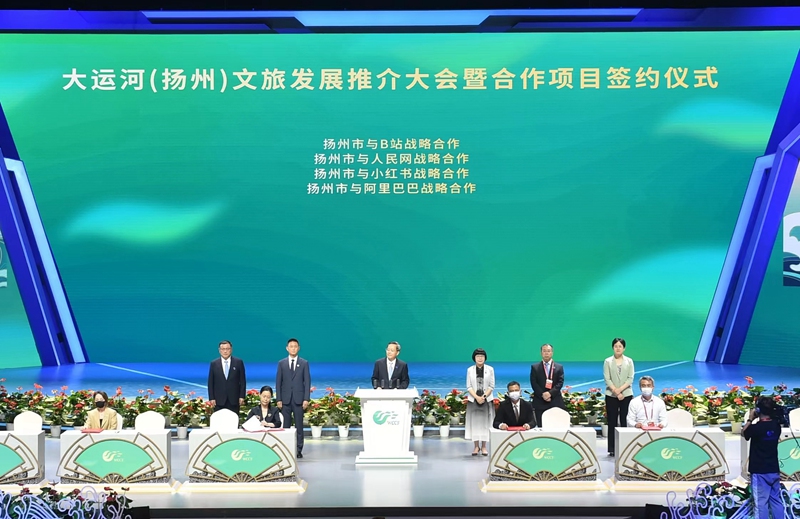 揚州市副市長劉流與人民網股份有限公司江蘇分公司總經理汪崢嶸作為代表分別簽署了戰略合作協議。文斌攝