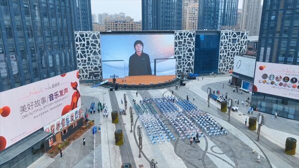 中國女足主教練水慶霞通過視頻為家鄉爭創全國禁毒示范城市加油。鹽城公安供圖