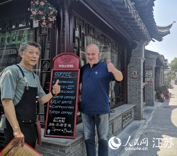 愛(ài)逛古巷的巴西人和揚(yáng)州朋友在仁豐里開(kāi)了一家西餐廳。 人民網(wǎng) 張玉峰攝