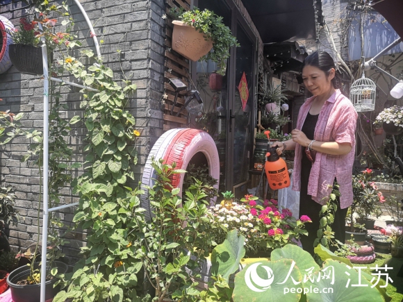 原在上海工作的袁荔退休后重回?fù)P州古城生活。 人民網(wǎng) 張玉峰攝
