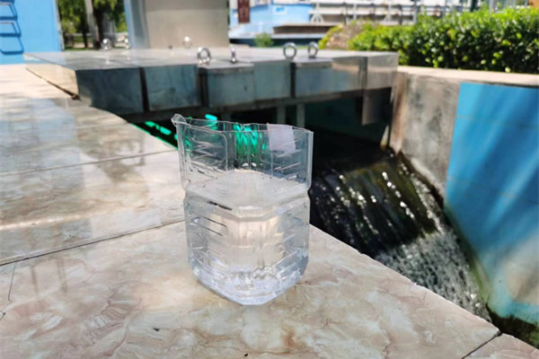 在邯鄲市雞澤縣藍天污水處理廠，污水經(jīng)過處理后清澈透明。鄭佳欣攝