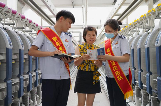 國家稅務(wù)總局常德市西洞庭西湖管理區(qū)稅務(wù)局成立青年黨員突擊隊(duì)，走進(jìn)常德銀駿紡織有限公司等企業(yè)送政策、問需求、解難題。受訪單位供圖