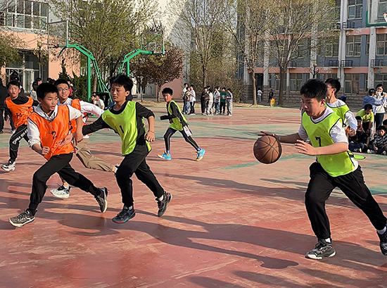 河北省威縣第四小學學生進行籃球比賽。 趙國華攝