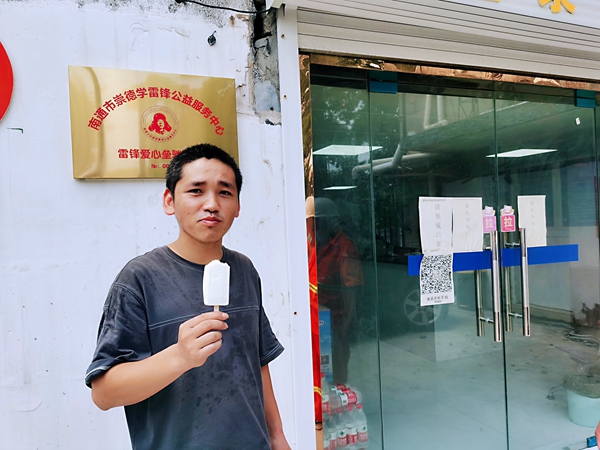 2過路司機在驛站冷飲。人民網記者王繼亮攝.jpg