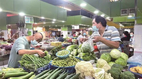 無錫市民在沁揚市場和往常一樣購買農副產品。宗曉東攝