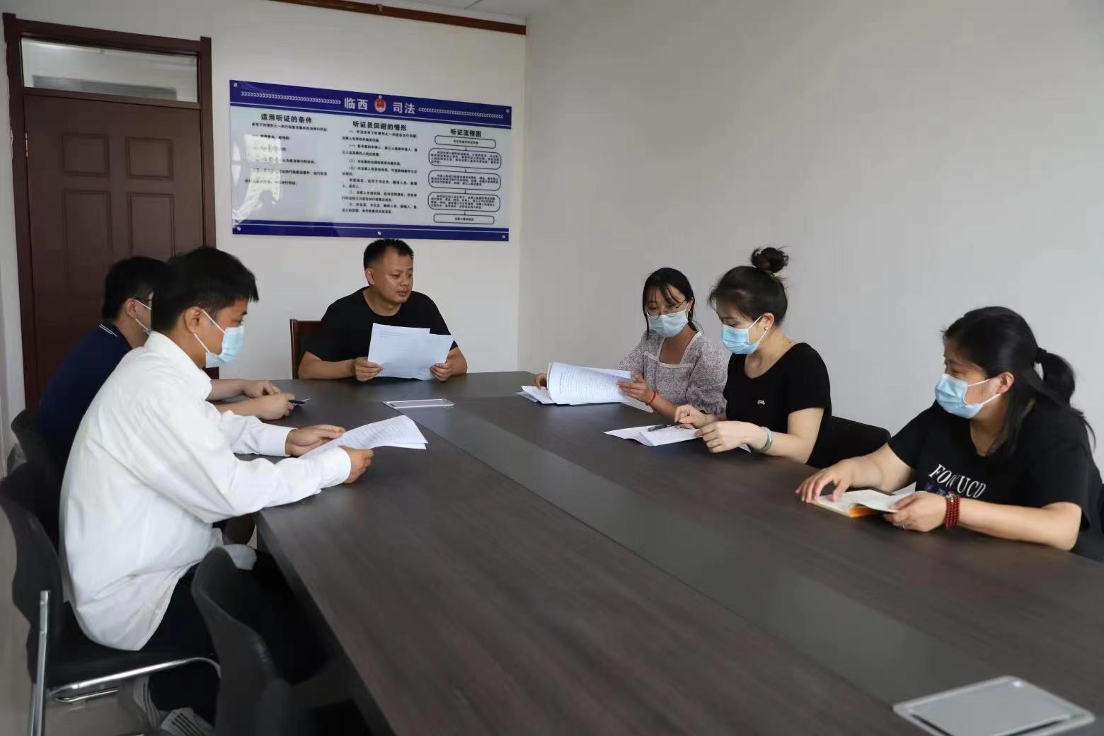 邢臺市臨西縣司法局工作人員在行政復議聽證室對行政復議事項開展聽證問詢。 孟凡儒攝