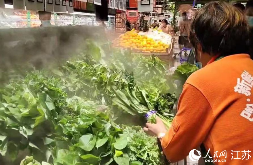 在大潤發(fā)長江北路店里，果蔬、肉蛋等生活必需品種類齊全，供應(yīng)充足，市民正有序選購。無錫市委網(wǎng)信辦供圖