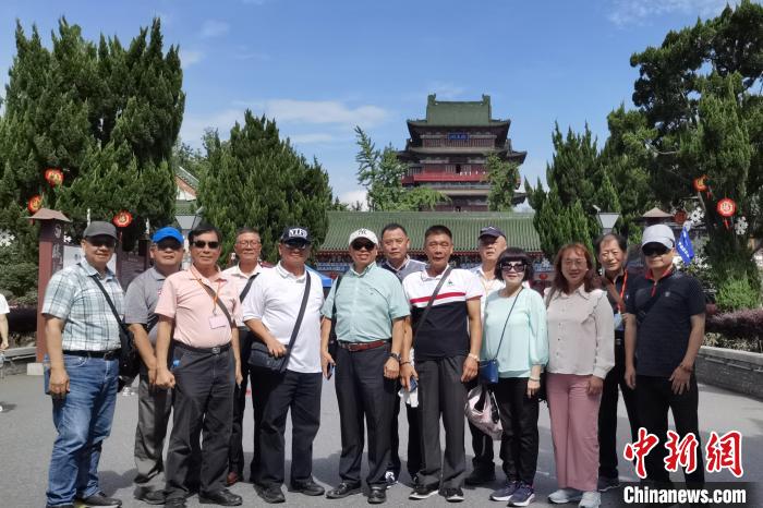 圖為臺灣新北市永和區里長聯誼會江西參訪團一行在南昌滕王閣前合影?！×鴷缘?攝