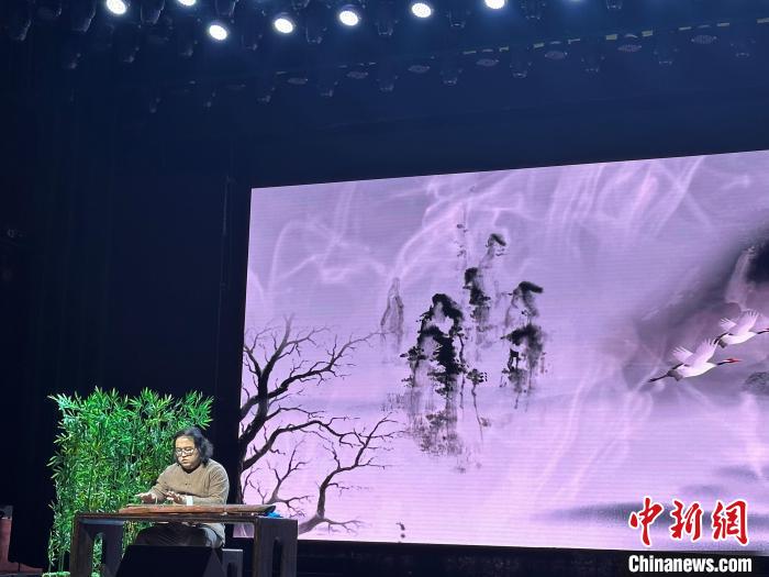閩派古琴名家陳志強(qiáng)演奏一曲《流水》。　張麗君 攝
