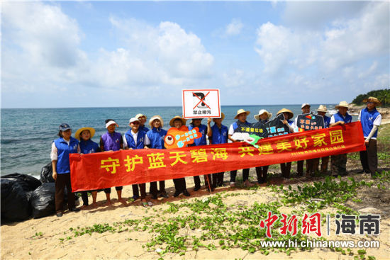 環(huán)保志愿者呼吁停止隨地扔垃圾、破壞環(huán)境等不文明行為。