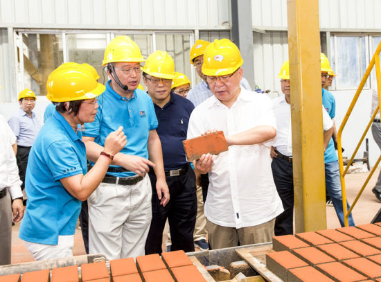 2019年6月21日下午，省長沈曉明在三亞建筑廢棄物綜合利用廠，查看用建筑廢棄物綜合處理后制成的再生水泥磚。海南日報記者 宋國強 攝
