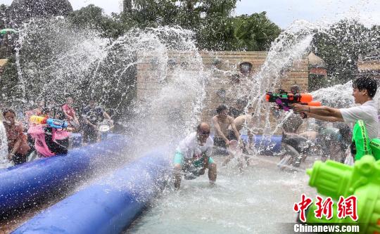 重慶永川一主題公園“水槍大戰”迎夏