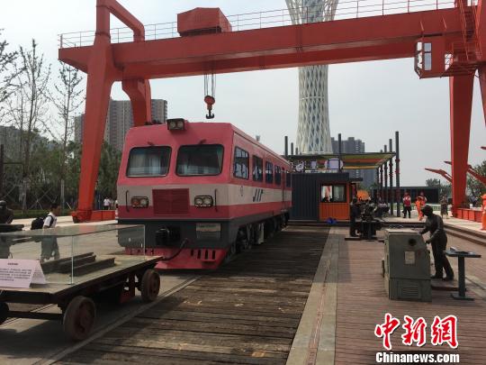 公園內的火車車廂與貨場龍門吊等工業遺跡。　高紅超 攝