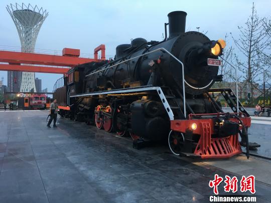 公園內保留布置了蒸汽時代火車頭。　高紅超 攝